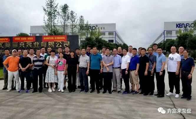 与会人员在遵义武汉贤宇农业生态工程有限公司有限公司大门口合影留念